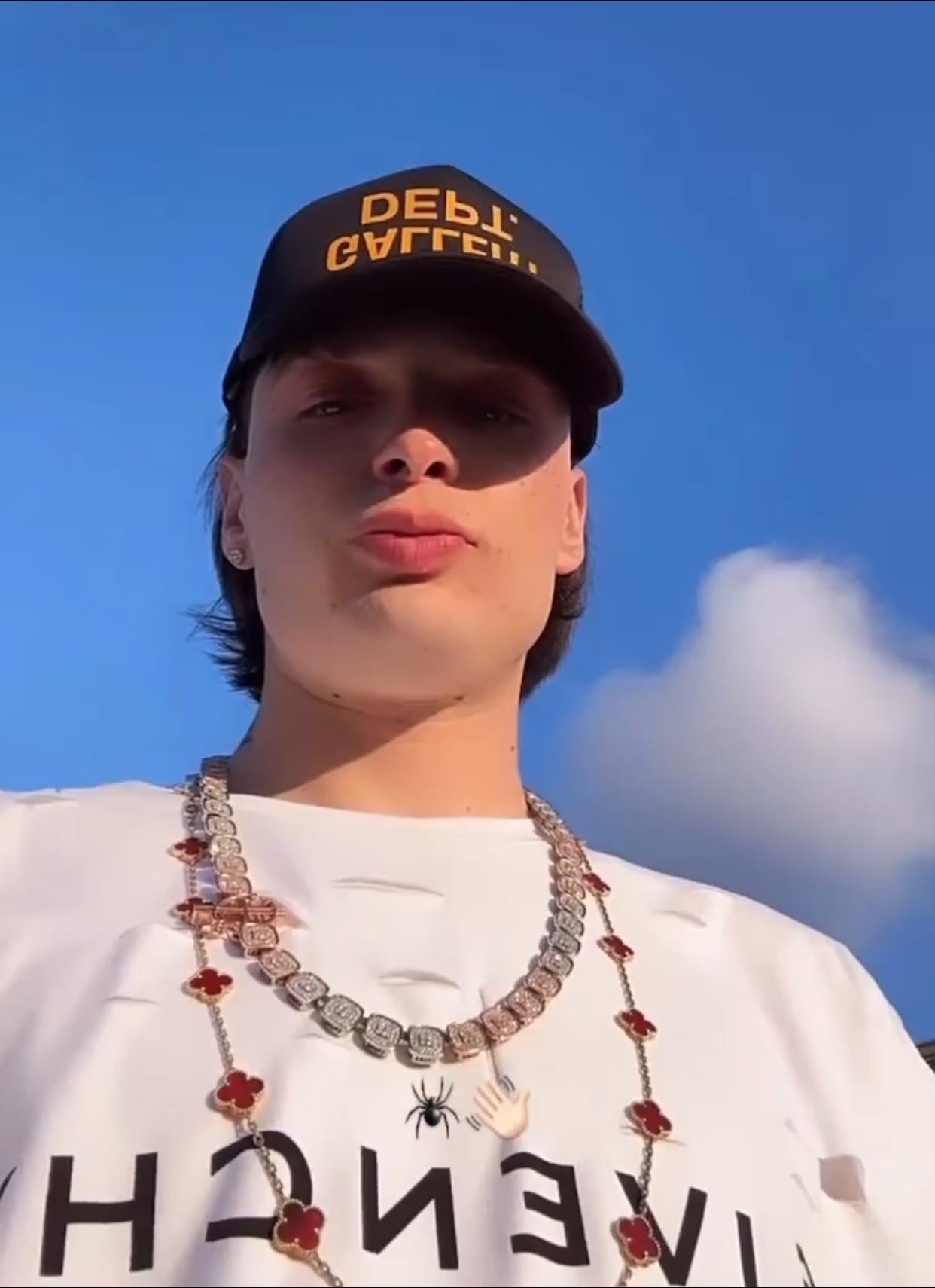 Peso Pluma, cantante.