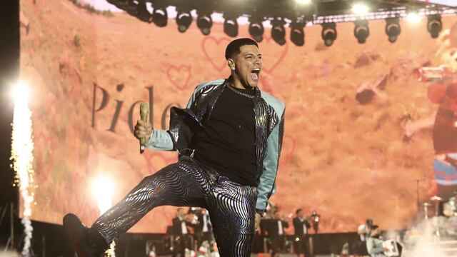 Eduin Caz, vocalista de Grupo Firme en el concierto del Zócalo.