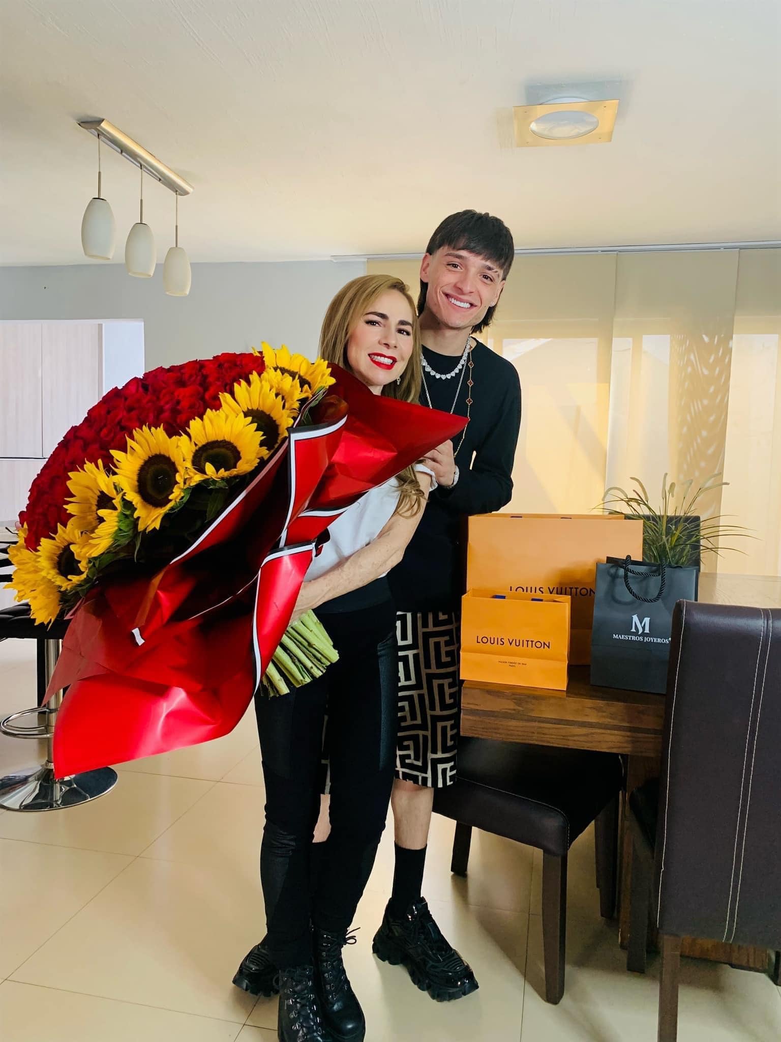 Peso Pluma con quien sería su mamá.