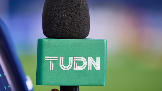 Legendario narrador de TUDN fue hospitalizado de emergencia.