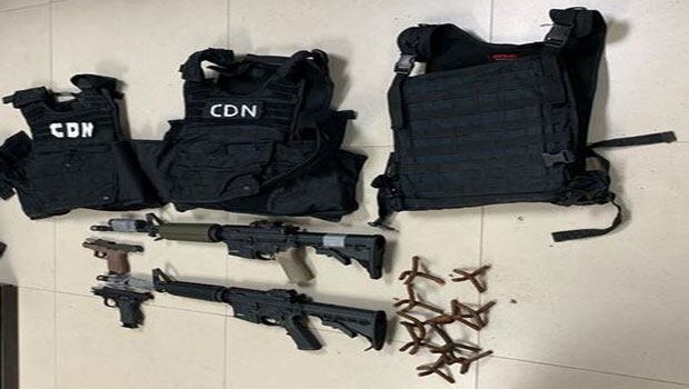 A los detenidos se les aseguraron dos armas largas, dos pistolas y tres chalecos antibalas, así como artefactos de los llamados “ponchallantas”.