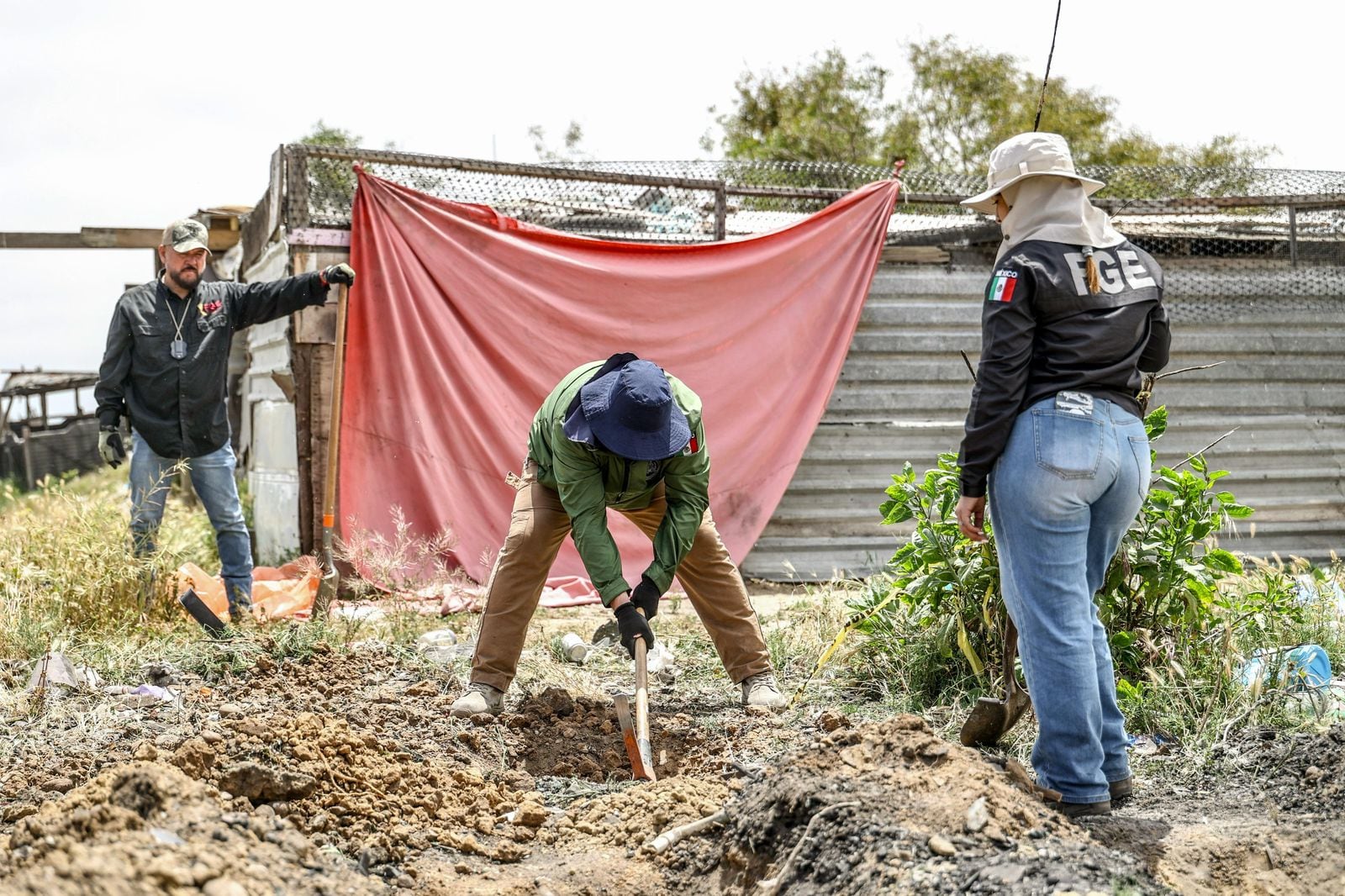 Autoridades de Baja California refuerzan búsqueda de personas no localizadas en el Cañón de las Carretas.