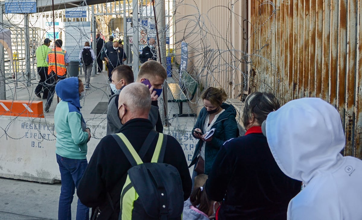 Familias rusas y ucranianas llegan a Tijuana para pedir asilo en Estados Unidos