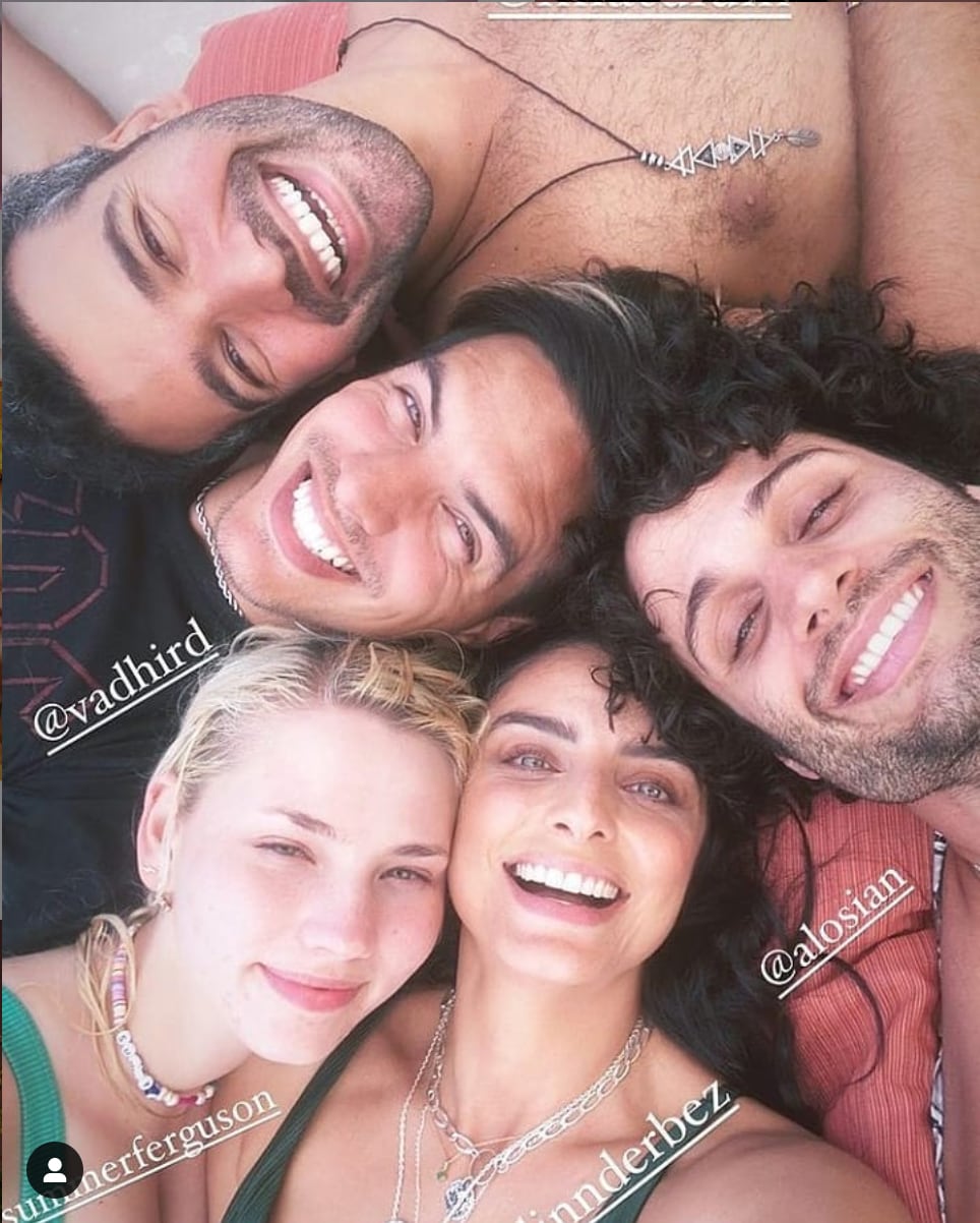 Vadhir Derbez de viaje junto a familia, amigos y su novia