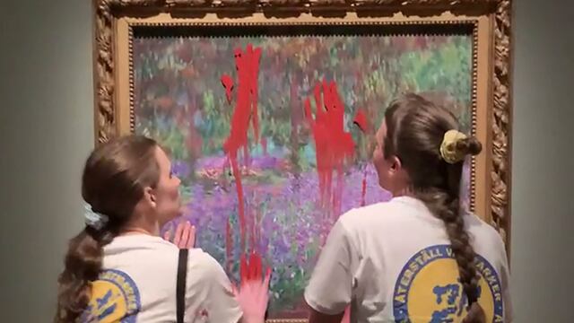 Activistas lanzan pintura roja a obra de Claude Monet