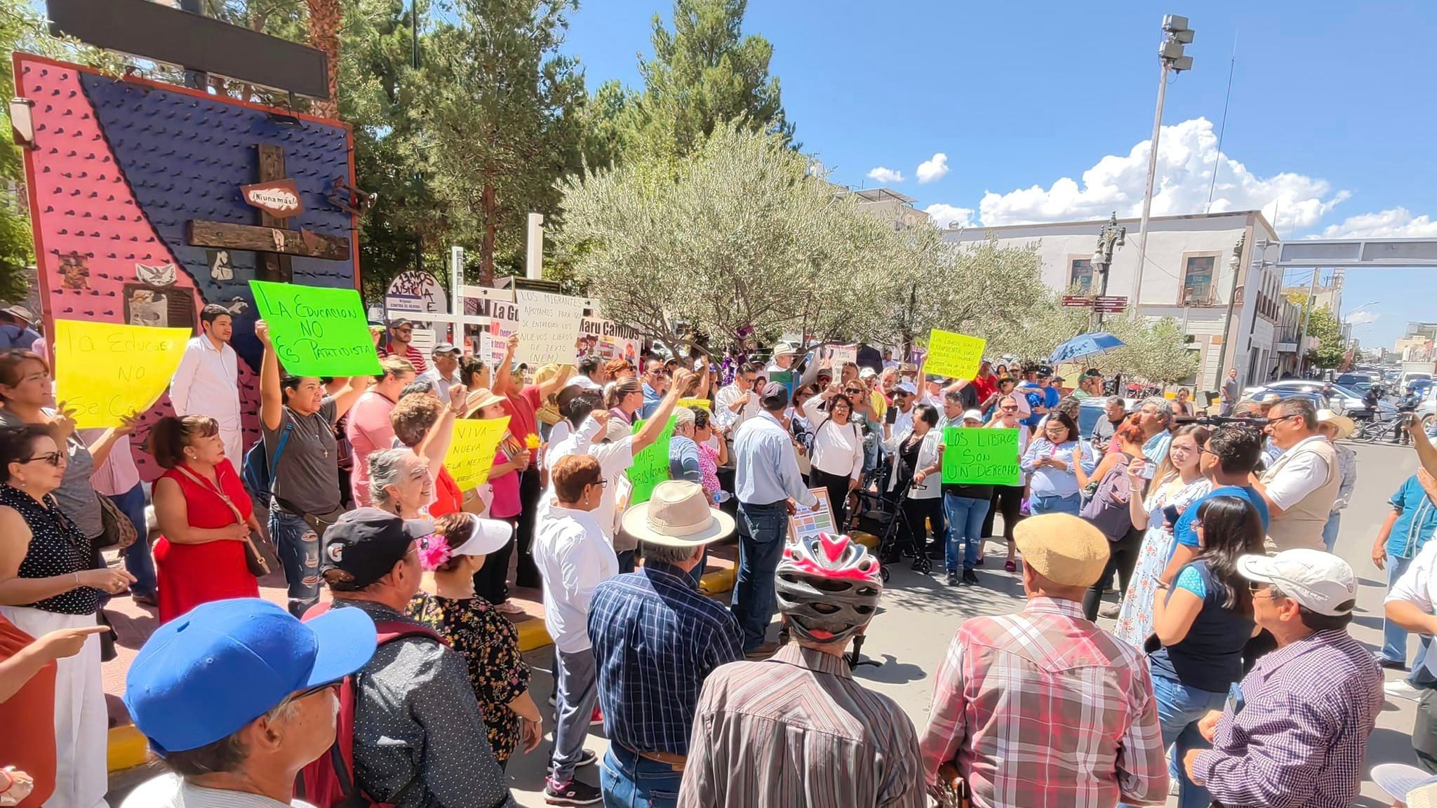 En Chihuahua se manifiestan a favor de los libros de la SEP; exigen que sí los distribuyan