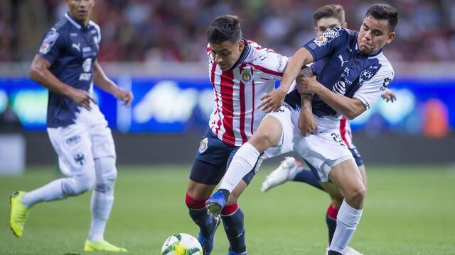 Alexis Vega y Carlos Rodríguez pelean la pelota.