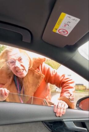 Mujer gritando a joven desde su auto