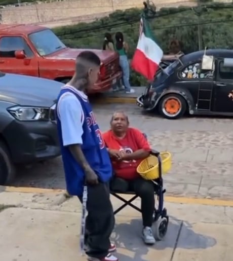 Santa Fe Klan regala dinero a señora con discapacidad.