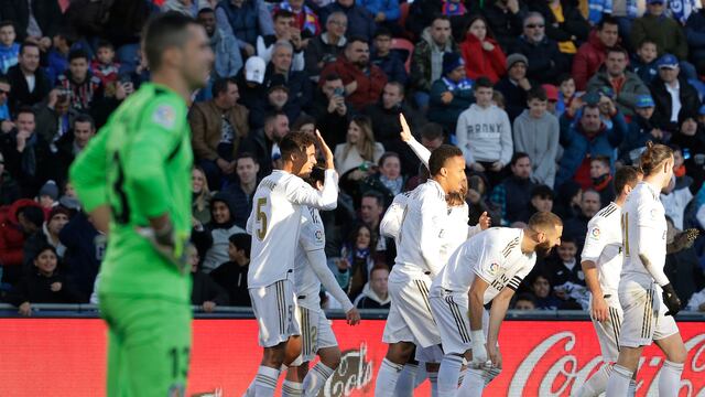 Varane celebra el gol con sus compañeros