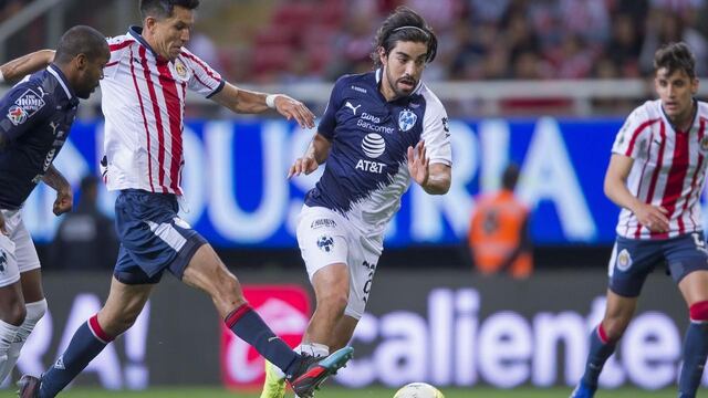 Pizarro jugando para Monterrey en duelo ante Chivas