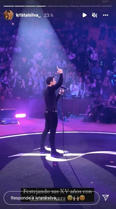 Carlos Rivera le da regalo a quinceañera que festejaba en su concierto