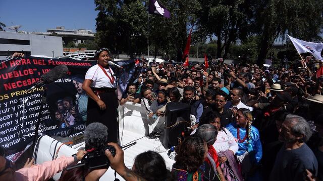 María de Jesús Patricio da un discurso tras obtener su prerregistro como candidata.