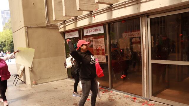 Comerciantes ambulantes avientan jitomates a alcaldía Cuauhtémoc en protesta tras ser retirados de Avenida Insurgentes y Eje 1 Norte