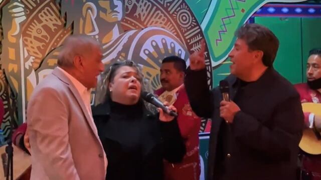 Ricardo Monreal cantando