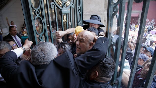 Integrantes de Asamblea de Barrios, quienes solicitan vivienda, intentaron dar portazo en el Congreso de la capital