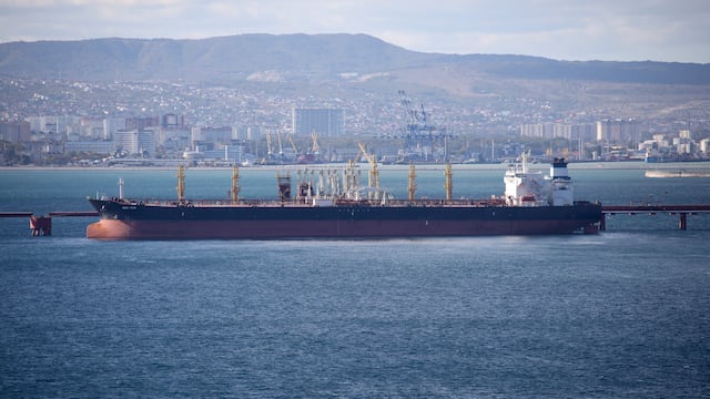 Barco petrolero se ve amarrado en el complejo Sheskharis, parte de Chernomortransneft JSC, una filial de Transneft PJSC, en Novorossiysk, Rusia, el 11 de octubre de 2022