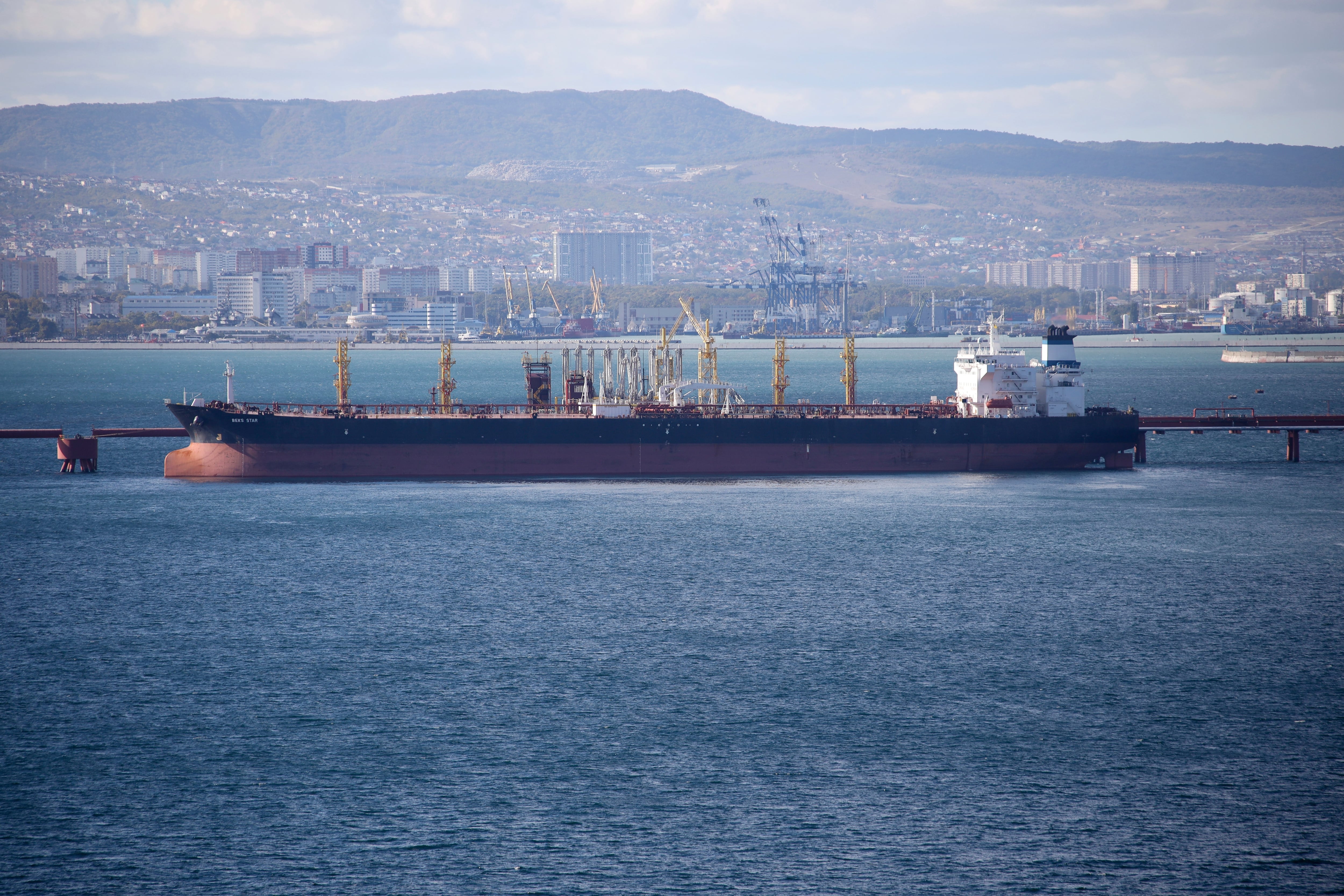 Barco petrolero se ve amarrado en el complejo Sheskharis, parte de Chernomortransneft JSC, una filial de Transneft PJSC, en Novorossiysk, Rusia, el 11 de octubre de 2022