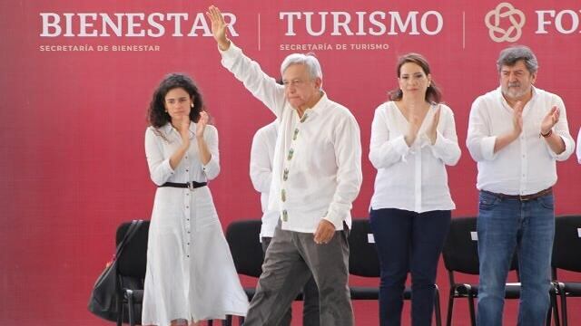 AMLO de gira por Quintana Roo entregando Programas de Bienestar