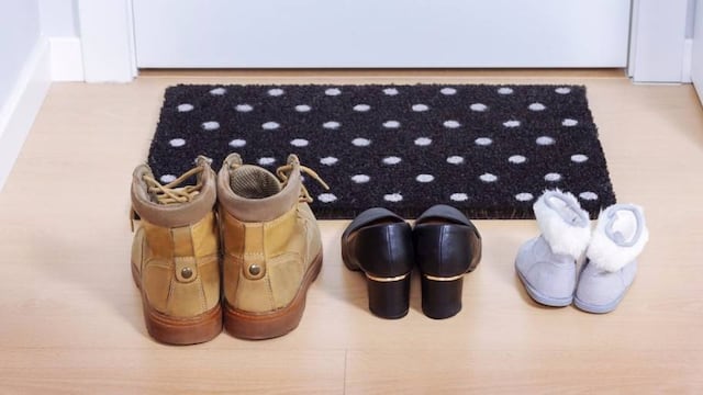 ¡Retírate los zapatos antes de entrar a casa!