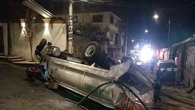 Volcadura de pipa de agua en Tlalpan hoy