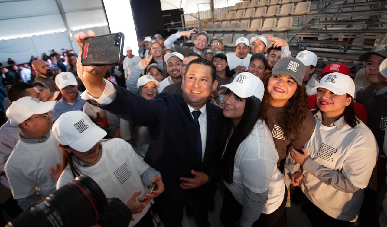 El gobernador aprovechó para tomarse una selfie con los empleados de la nueva planta automotriz.