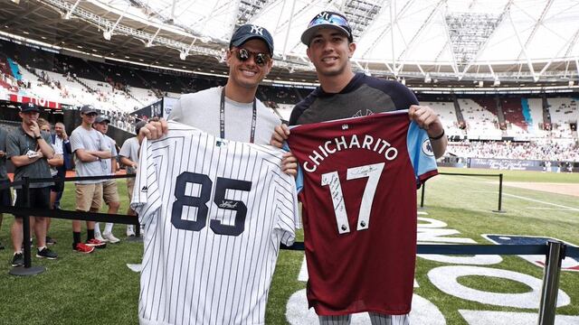 Chicharito junto a Luis Cessa en el Olímpico de Londres