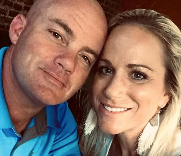 Cynthia y Dennis Perkins, detenidos por presunta violación y pornografía infantil.