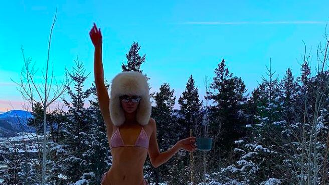 Kourtney Kardashian y Kendall Jenner retan el helado clima de Aspen posando en bikini