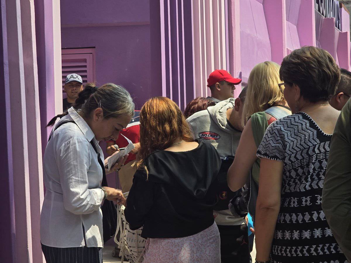 Revisión en evento de Clara Brugada