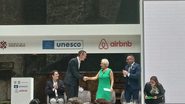 Nathan Blecharczyk saluda a Diana Alarcón