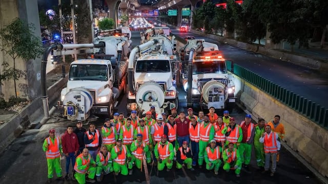 Naucalpan intensifica desazolve en Periférico para prevenir inundaciones.