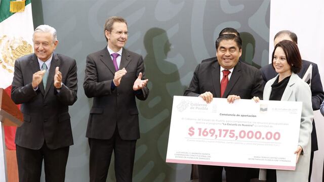 El presidente López Obrador aprovechó su conferencia matinal en Puebla para anunciar el arranque del programa “La Escuela es Nuestra”.