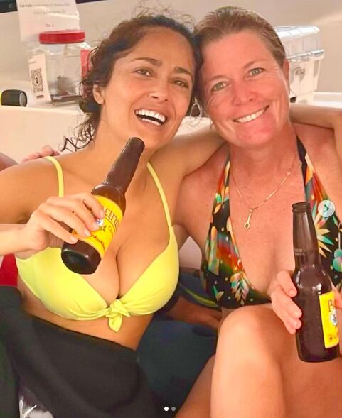 Salma Hayek revela su cerveza favorita durante su clase de buceo