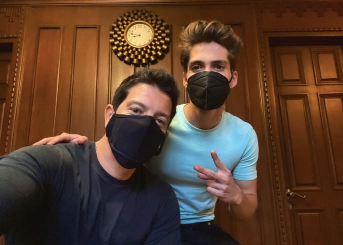 Yahir junto a su hijo Tristán