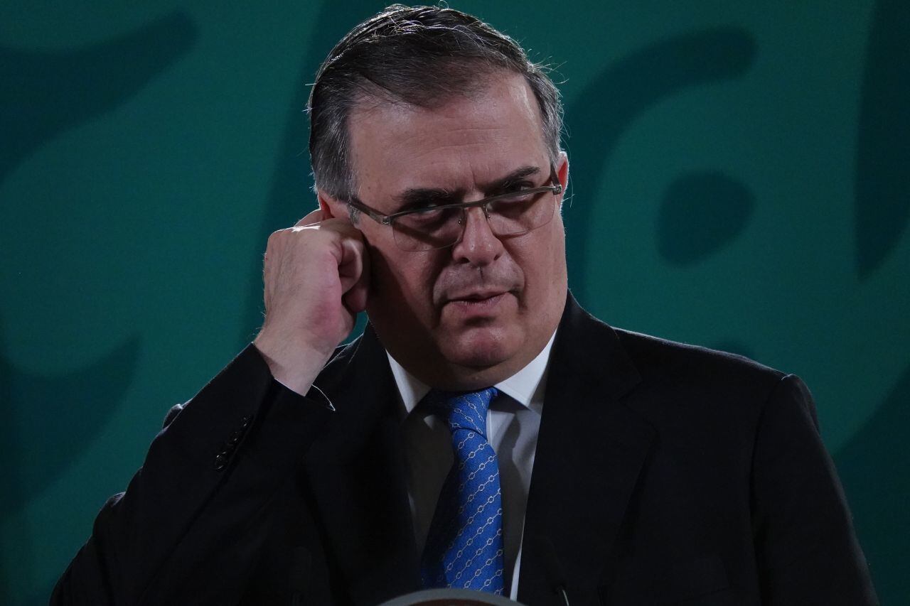 Marcelo Ebrard recibe críticas por no responder al accidente en el Metro con la misma rapidez que a The Economist