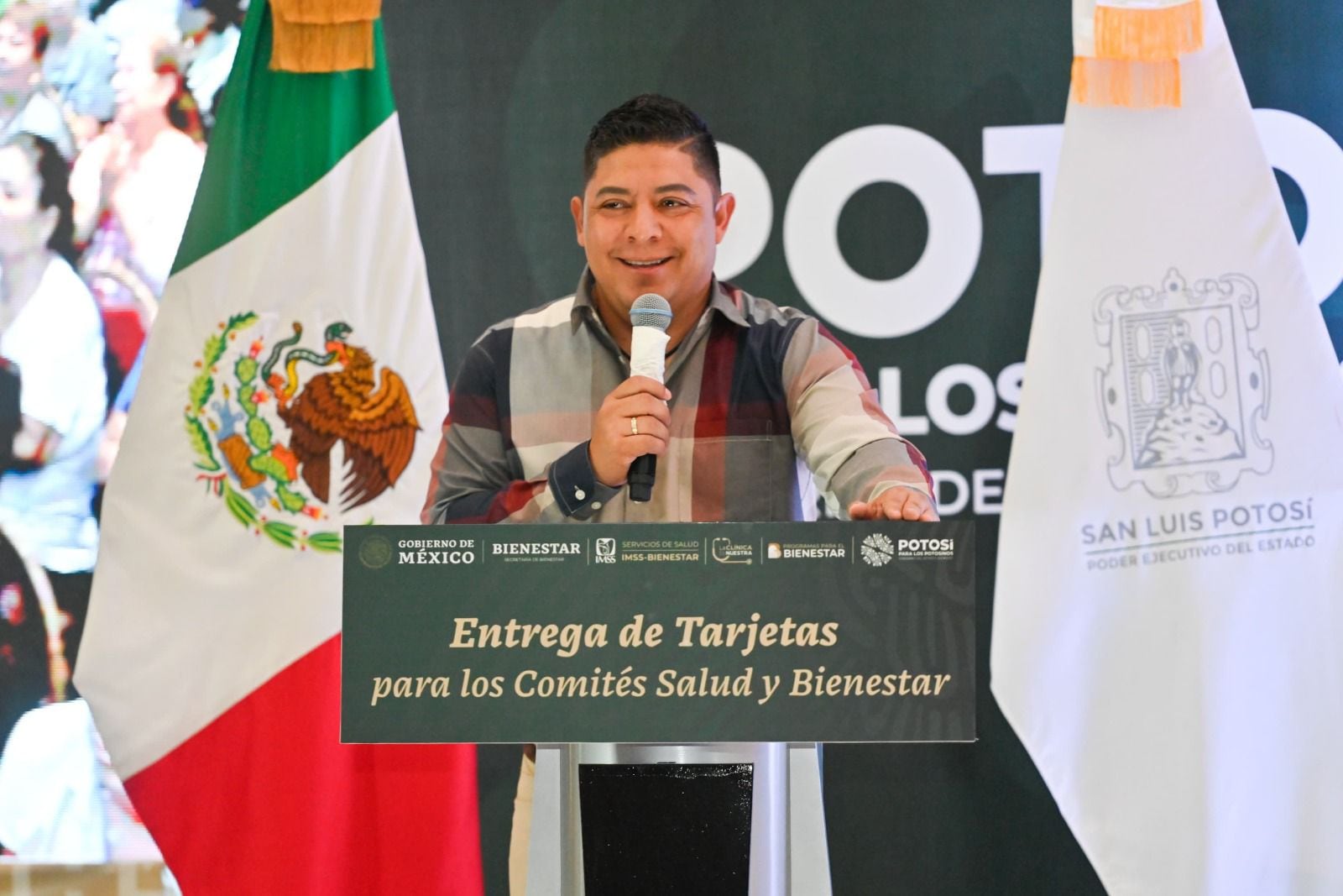 Ricardo Gallardo entrega tarjetas de La Clínica es Nuestra