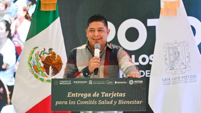 Ricardo Gallardo entrega tarjetas de La Clínica es Nuestra