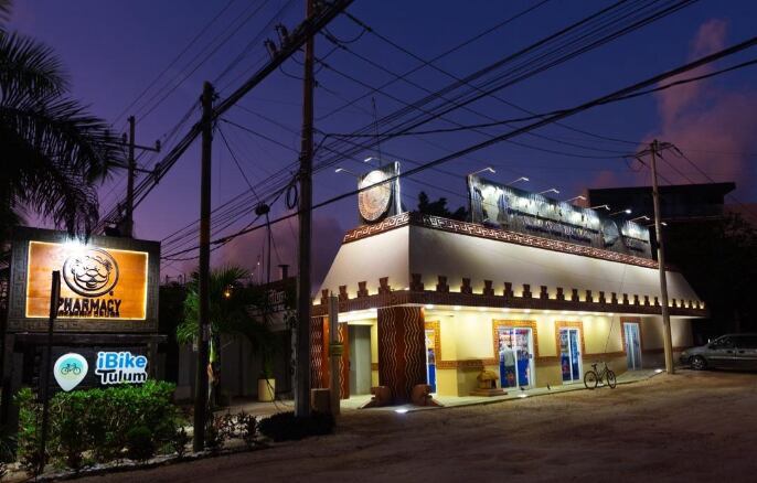 Farmacias Similares con temática maya