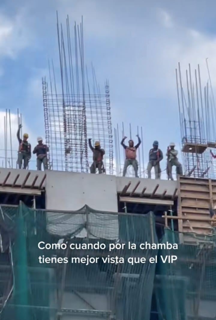 Albañiles robándose el show en el Tecate Pal Norte 2023