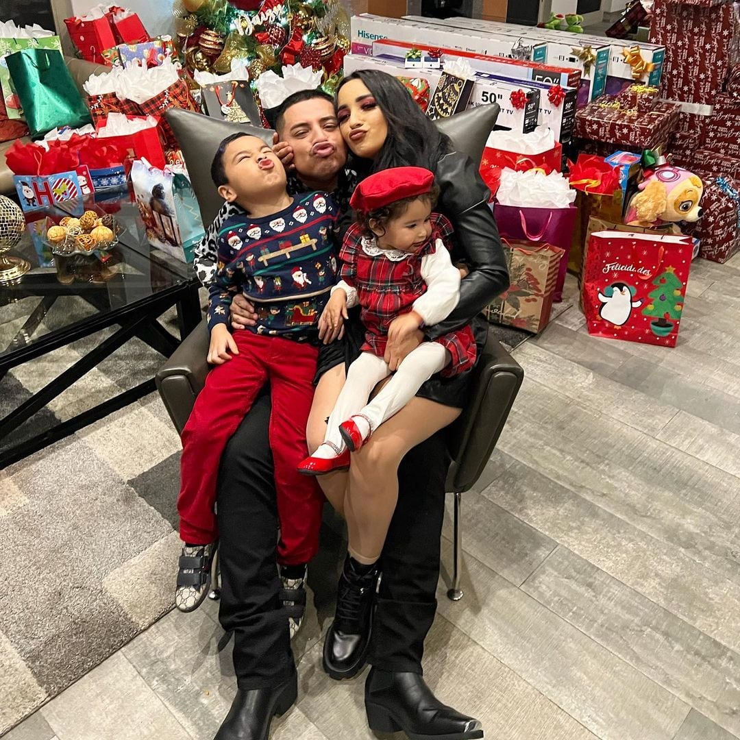 Eduin Caz y su familia en Navidad