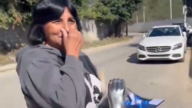 Una fan de Rayados fue a despedir a Rogelio Funes Mori; el jugador no se detuvo a saludarla.