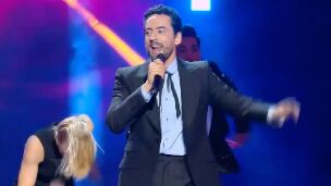 Luis Gerardo Méndez sorprende cantando en los Premios Platino (VIDEO)