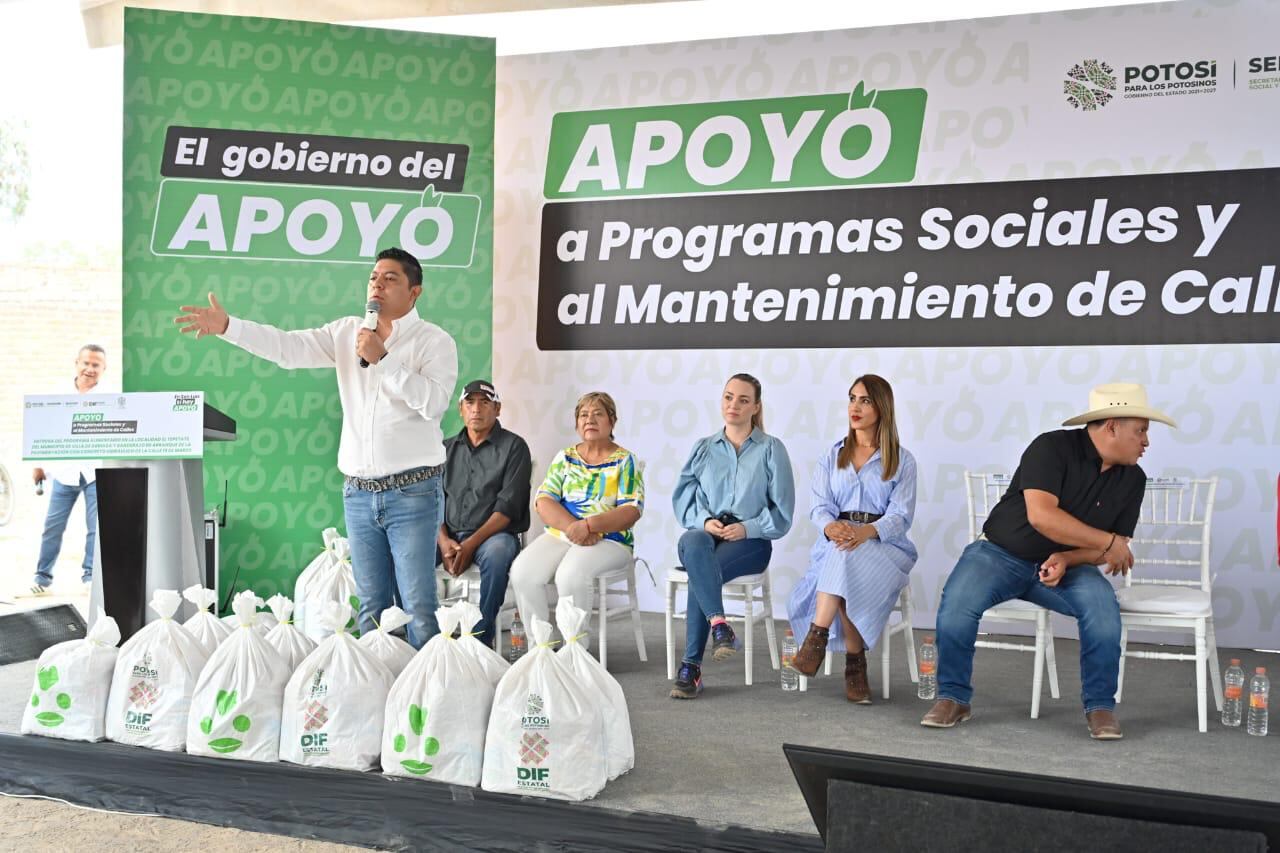 Ricardo Gallardo entrega becas alimentarias