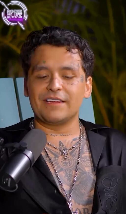Christian Nodal da entrevista, pero sus dientes acaparan la atención.