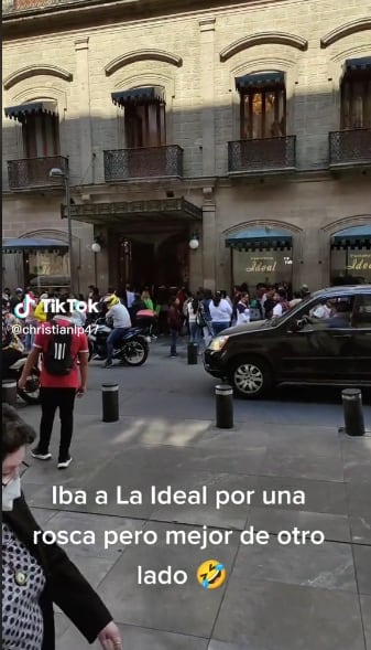 Larga fila en La Ideal, sucursal del Centro, por una Rosca de Reyes