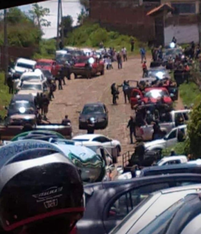 Caravana de civiles armados en Apatzingán