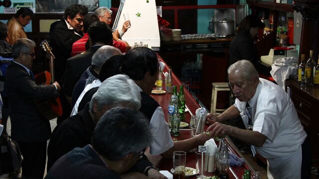 Don Juan Ponce Sánchez cantinero con más de 40 años de experiencia, observa a un visitante de la cantina "La Faena"