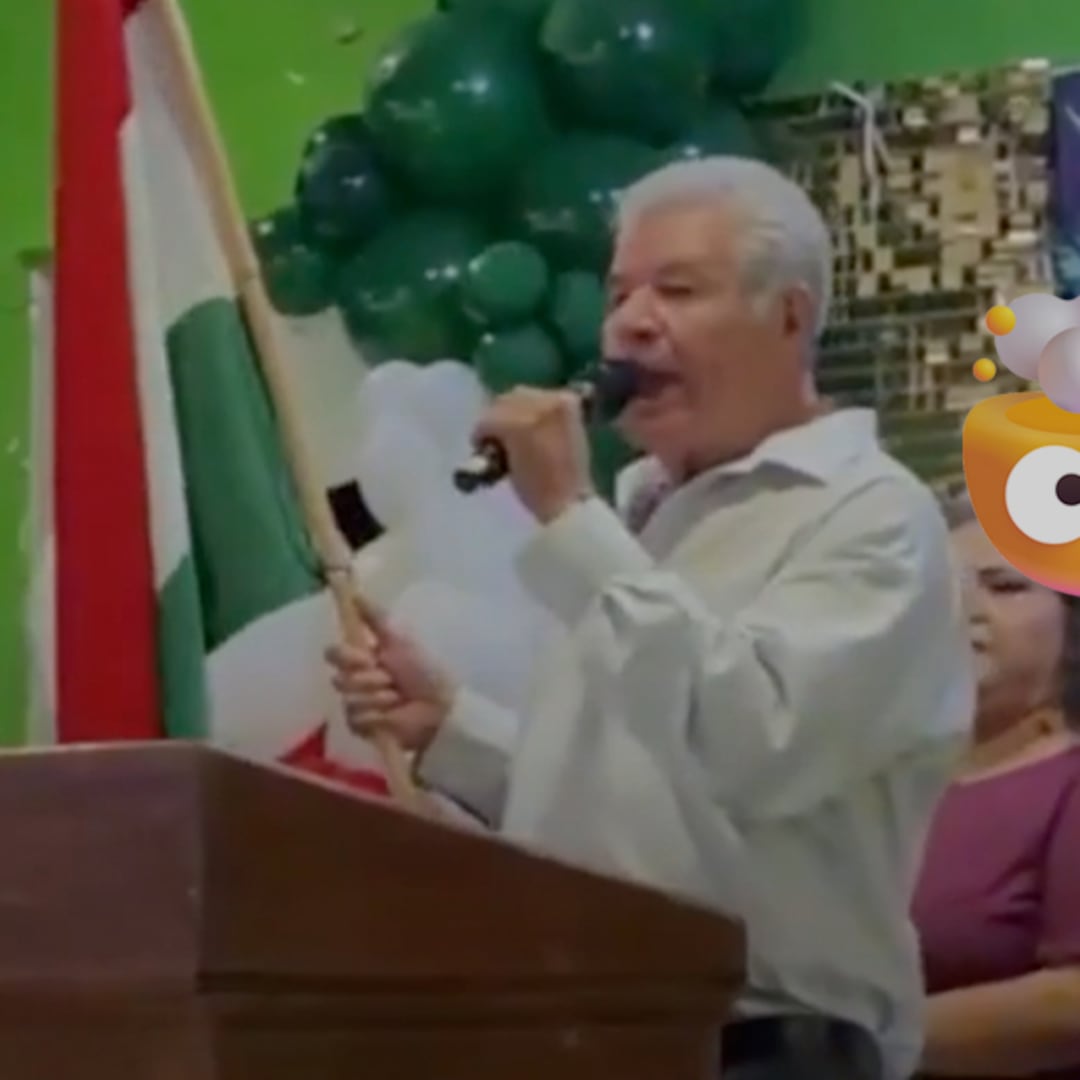 Comisario de Bacobampo sorprende al dar el Grito de Independencia con una bandera de Hungría