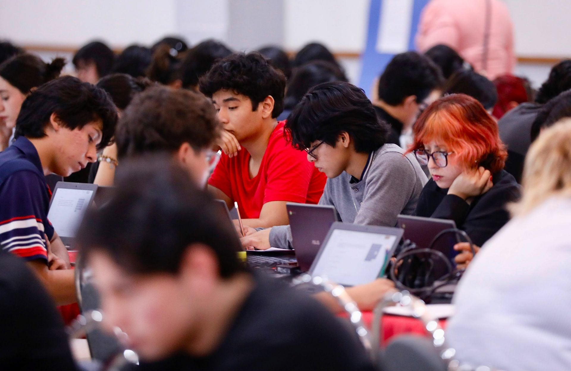 Jóvenes realizando el examen de control presencial de la UNAM